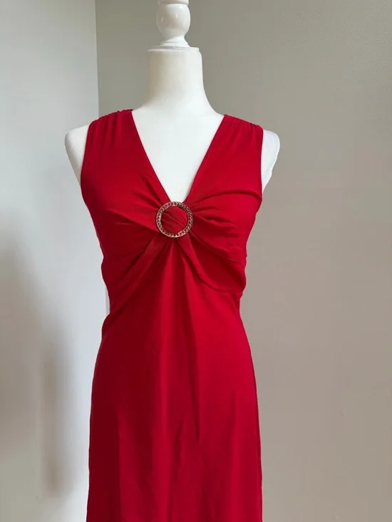 Petite Sophisticate Red Sleeveless V-Neck Midi Dress with Decorative Ring - Picture 2 of 8